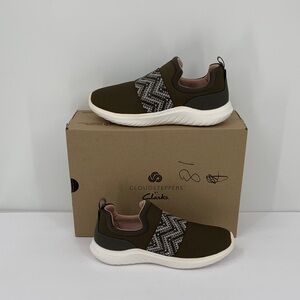 Clarks Cloud Steppers Nova Way slip-on sneakers olive green mosaic chevron 7.5